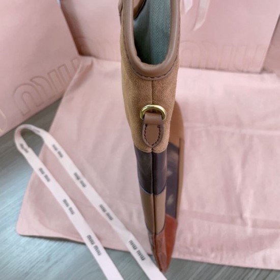 At the forefront of trends 2024SS tote bag MIU MIU Miu Miu At the forefront of trends 2024SS tote bag MIU MIU Miu Miu