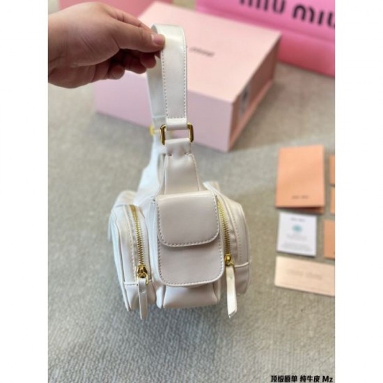 This time it's sold out! 2024SS Tote Bag MIU MIU Miu Miu This time it's sold out! 2024SS Tote Bag MIU MIU Miu Miu