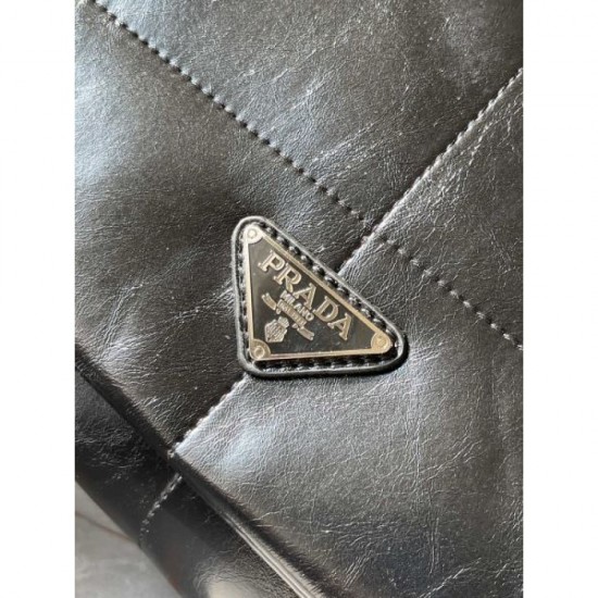 Popular item in magazines and on the streets 2024SS shoulder bag PRADA Popular item in magazines and on the streets 2024SS shoulder bag PRADA