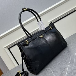 The overwhelmingly popular fashionable 2024SS tote bag PRADA