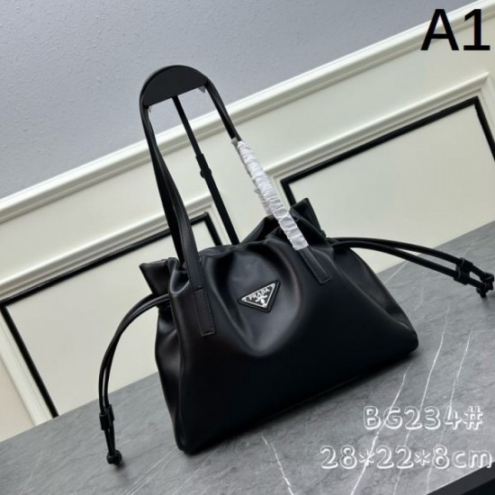 Celebrities are obsessed with the brand's new 2024SS tote bag PRADA Celebrities are obsessed with the brand's new 2024SS tote bag PRADA