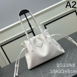 Celebrities are obsessed with the brand's new 2024SS tote bag PRADA