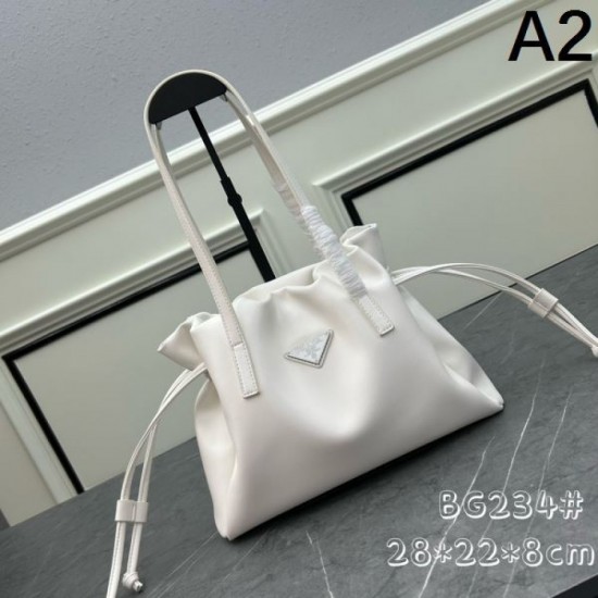 Celebrities are obsessed with the brand's new 2024SS tote bag PRADA Celebrities are obsessed with the brand's new 2024SS tote bag PRADA
