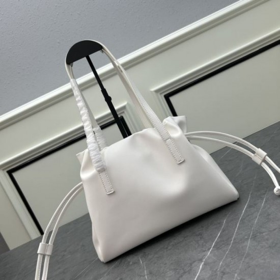 Celebrities are obsessed with the brand's new 2024SS tote bag PRADA Celebrities are obsessed with the brand's new 2024SS tote bag PRADA