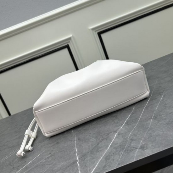 Celebrities are obsessed with the brand's new 2024SS tote bag PRADA Celebrities are obsessed with the brand's new 2024SS tote bag PRADA