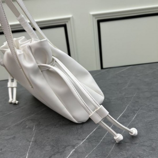 Celebrities are obsessed with the brand's new 2024SS tote bag PRADA Celebrities are obsessed with the brand's new 2024SS tote bag PRADA