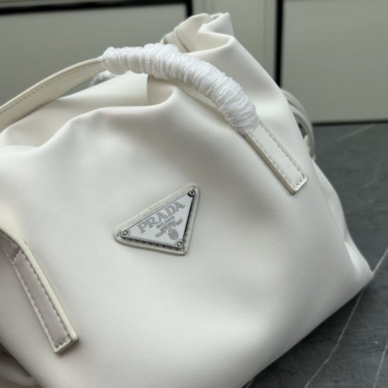 Celebrities are obsessed with the brand's new 2024SS tote bag PRADA Celebrities are obsessed with the brand's new 2024SS tote bag PRADA
