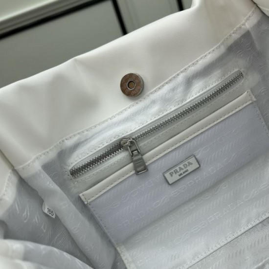 Celebrities are obsessed with the brand's new 2024SS tote bag PRADA Celebrities are obsessed with the brand's new 2024SS tote bag PRADA