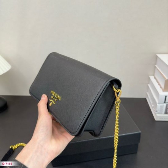Refreshing style for spring and summer 2024SS shoulder bag PRADA Prada Refreshing style for spring and summer 2024SS shoulder bag PRADA Prada
