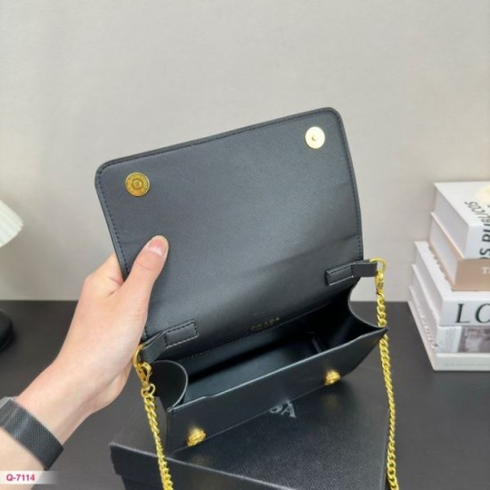 Refreshing style for spring and summer 2024SS shoulder bag PRADA Prada Refreshing style for spring and summer 2024SS shoulder bag PRADA Prada