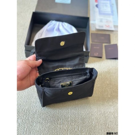 Continuing trend in spring and summer 2024SS shoulder bag PRADA Continuing trend in spring and summer 2024SS shoulder bag PRADA