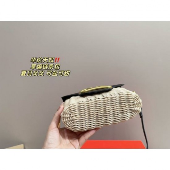 Limited quantity sale 2024SS shoulder bag VALENTINO Valentino Limited quantity sale 2024SS shoulder bag VALENTINO Valentino