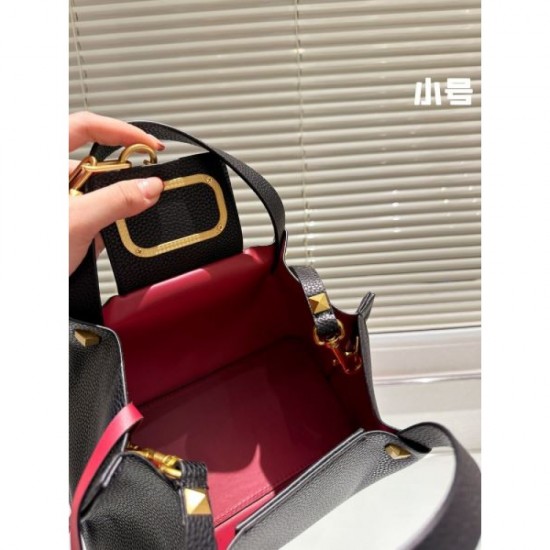 Lowest price popular item 2024SS tote bag VALENTINO Valentino Lowest price popular item 2024SS tote bag VALENTINO Valentino