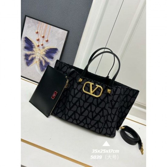 2024SS limited quantity VALENTINO tote bag 2024SS limited quantity VALENTINO tote bag