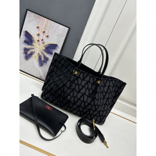 2024SS limited quantity VALENTINO tote bag 2024SS limited quantity VALENTINO tote bag