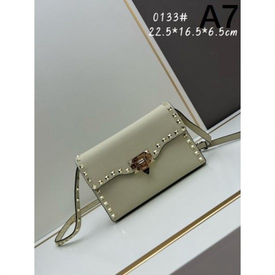 VALENTINO 2024FW highly recommended shoulder bag VALENTINO 2024FW highly recommended shoulder bag