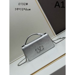 VALENTINO 2024FW Attractive shoulder bag