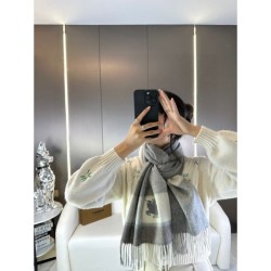 2024FW Scarf BURBERRY You can rest assured that you can see a glimpse from Burberry tops.