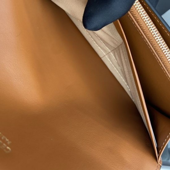 CELINE 2024SS The cutting edge of fashion! long wallet CELINE 2024SS The cutting edge of fashion! long wallet