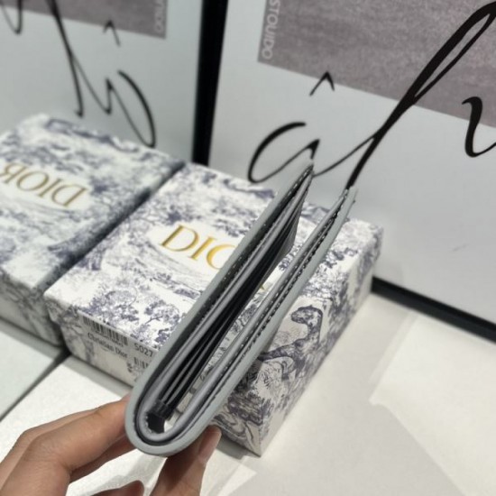 DIOR 2024SS Bi-fold wallet with a fashionable feel this season DIOR 2024SS Bi-fold wallet with a fashionable feel this season