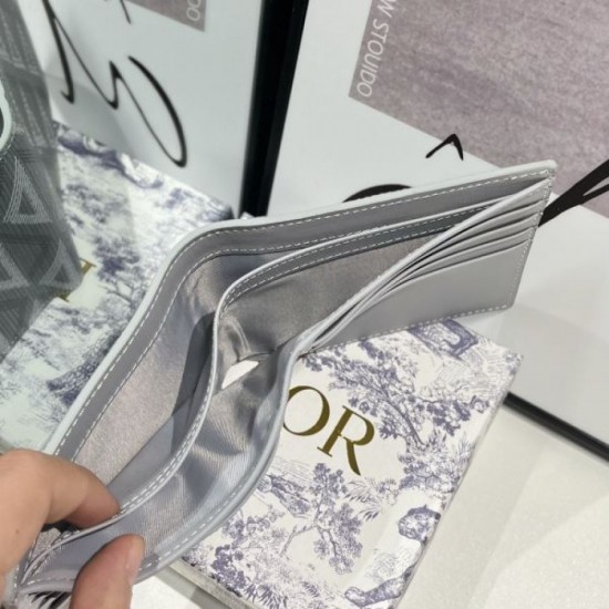 DIOR 2024SS Bi-fold wallet with a fashionable feel this season DIOR 2024SS Bi-fold wallet with a fashionable feel this season