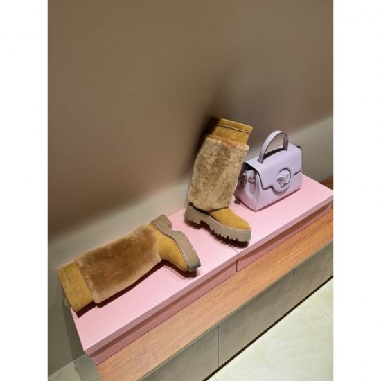 CELINE 2024FW Women's boots are gaining attention now. CELINE 2024FW Women's boots are gaining attention now.