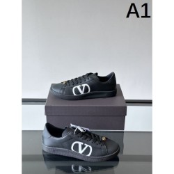 2025SS Casual Shoes VALENTINO Valentino A new spring and summer product that shines with sophisticated charm