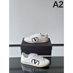 2025SS Casual Shoes VALENTINO Valentino A new spring and summer product that shines with sophisticated charm
