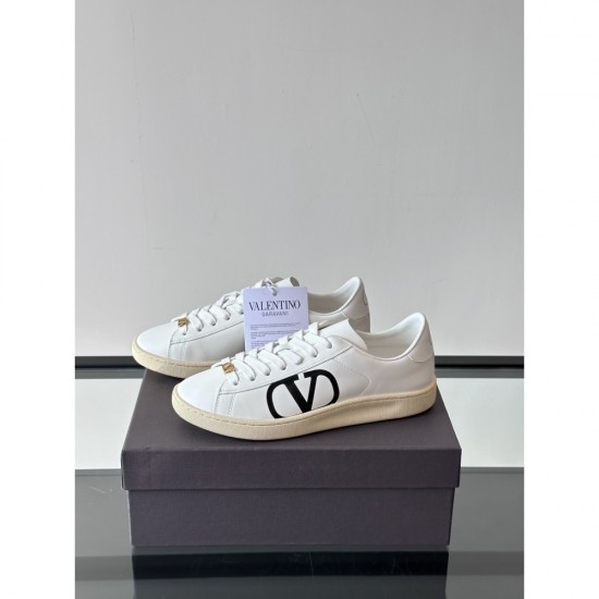 2025SS Casual Shoes VALENTINO Valentino A new spring and summer product that shines with sophisticated charm