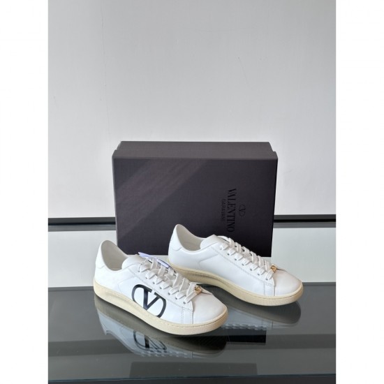2025SS Casual Shoes VALENTINO Valentino A new spring and summer product that shines with sophisticated charm