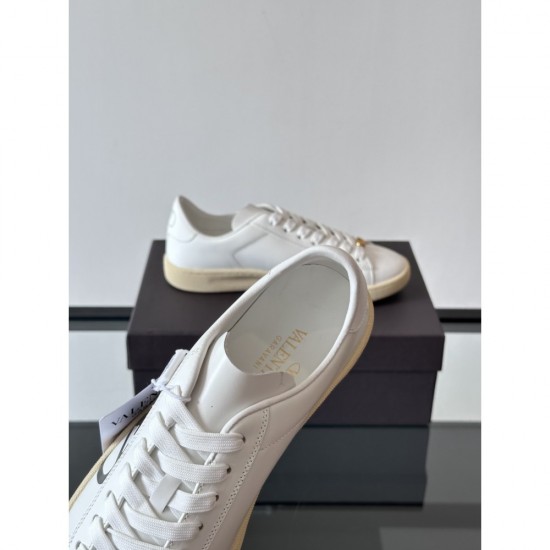 2025SS Casual Shoes VALENTINO Valentino A new spring and summer product that shines with sophisticated charm