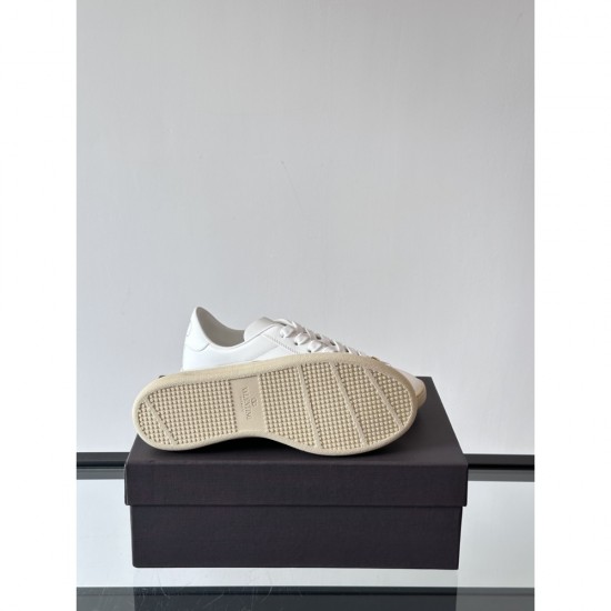 2025SS Casual Shoes VALENTINO Valentino A new spring and summer product that shines with sophisticated charm