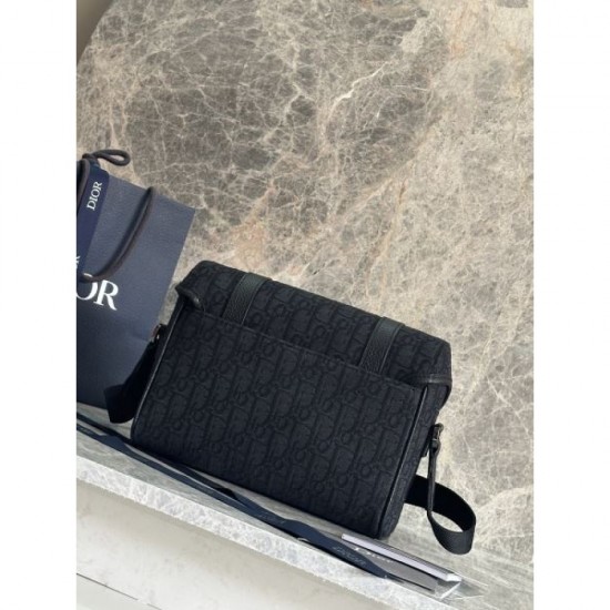 DIOR Shoulder Bag 2025SS Show off with a delicate design that is typical of spring