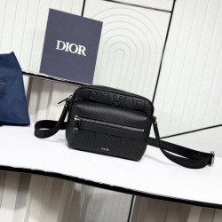 2025FW Shoulder Bag DIOR Dior A notable item for autumn and winter that you can't miss, with a trendy look