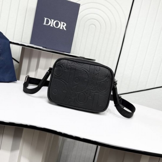 2025FW Shoulder Bag DIOR Dior A notable item for autumn and winter that you can't miss, with a trendy look 2025FW Shoulder Bag DIOR Dior A notable item for autumn and winter that you can't miss, with a trendy look