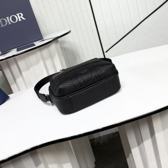 2025FW Shoulder Bag DIOR Dior A notable item for autumn and winter that you can't miss, with a trendy look 2025FW Shoulder Bag DIOR Dior A notable item for autumn and winter that you can't miss, with a trendy look