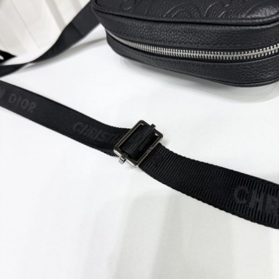 2025FW Shoulder Bag DIOR Dior A notable item for autumn and winter that you can't miss, with a trendy look 2025FW Shoulder Bag DIOR Dior A notable item for autumn and winter that you can't miss, with a trendy look