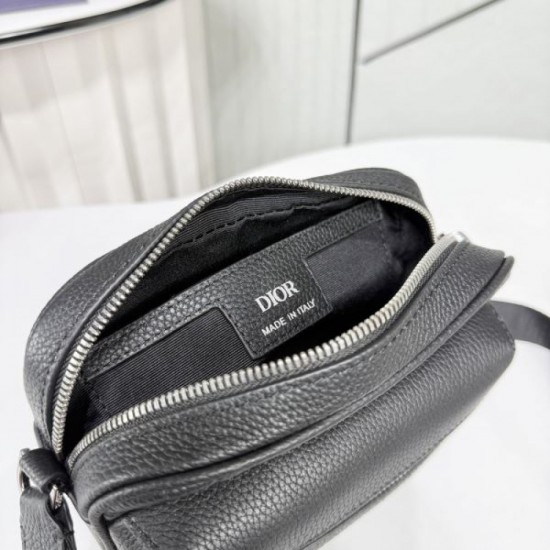 2025FW Shoulder Bag DIOR Dior A notable item for autumn and winter that you can't miss, with a trendy look 2025FW Shoulder Bag DIOR Dior A notable item for autumn and winter that you can't miss, with a trendy look