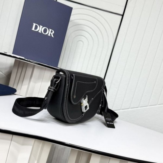 2025FW Shoulder Bag DIOR Dior Autumn/Winter Limited Edition A very popular new bag that is sure to be short on stock 2025FW Shoulder Bag DIOR Dior Autumn/Winter Limited Edition A very popular new bag that is sure to be short on stock