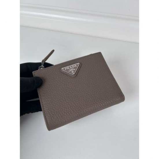 2025SS A new masterpiece that is highly popular PRADA bi-fold wallet 2025SS A new masterpiece that is highly popular PRADA bi-fold wallet