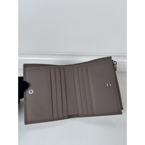 2025SS A new masterpiece that is highly popular PRADA bi-fold wallet 2025SS A new masterpiece that is highly popular PRADA bi-fold wallet