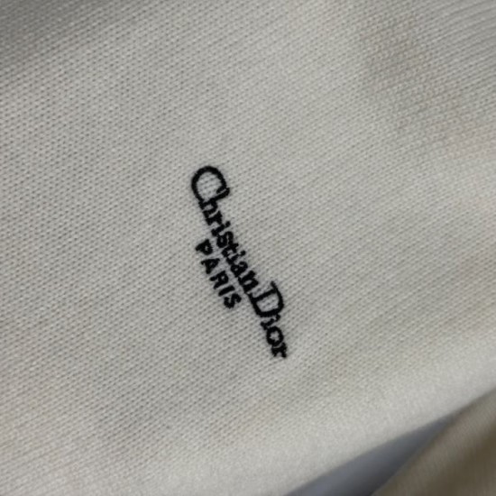 2025FW Pullover Knit DIOR Magazine featured in the forefront of trends 2025FW Pullover Knit DIOR Magazine featured in the forefront of trends