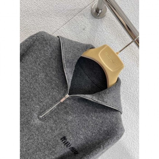 MIU MIU Knit Sweater 2025 Fall/Winter New Item This season's attention-grabbing item highlights the brand's charm MIU MIU Knit Sweater 2025 Fall/Winter New Item This season's attention-grabbing item highlights the brand's charm