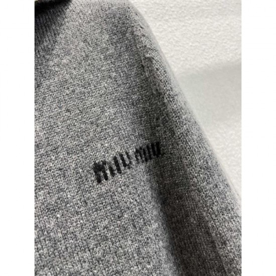 MIU MIU Knit Sweater 2025 Fall/Winter New Item This season's attention-grabbing item highlights the brand's charm MIU MIU Knit Sweater 2025 Fall/Winter New Item This season's attention-grabbing item highlights the brand's charm