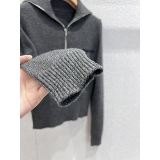 MIU MIU Knit Sweater 2025 Fall/Winter New Item This season's attention-grabbing item highlights the brand's charm MIU MIU Knit Sweater 2025 Fall/Winter New Item This season's attention-grabbing item highlights the brand's charm