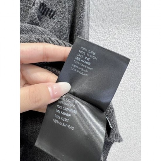 MIU MIU Knit Sweater 2025 Fall/Winter New Item This season's attention-grabbing item highlights the brand's charm MIU MIU Knit Sweater 2025 Fall/Winter New Item This season's attention-grabbing item highlights the brand's charm
