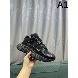 2025FW Men's Sneakers VERSACE Elegant design that makes you look mature