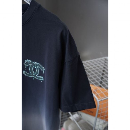 2025SS Short-sleeved T-shirt CHANEL Rare! Only available at stores 2025SS Short-sleeved T-shirt CHANEL Rare! Only available at stores