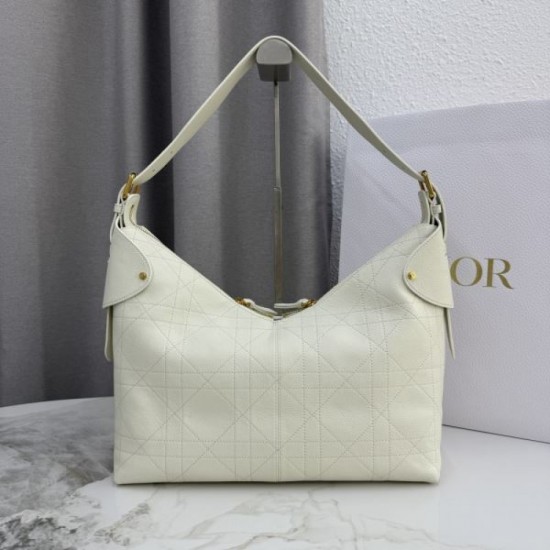 2025FW DIOR Dior tote bag An elegant replica bag that is essential for autumn 2025FW DIOR Dior tote bag An elegant replica bag that is essential for autumn