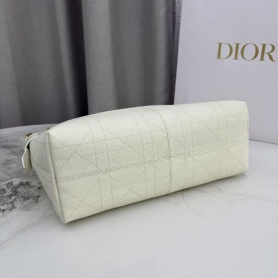 2025FW DIOR Dior tote bag An elegant replica bag that is essential for autumn 2025FW DIOR Dior tote bag An elegant replica bag that is essential for autumn